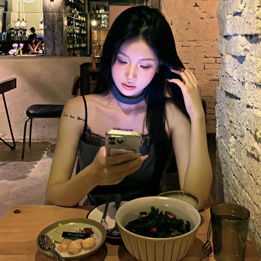 葡萄架下的女神